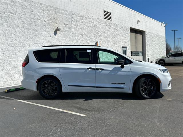 new 2024 Chrysler Pacifica car, priced at $43,843