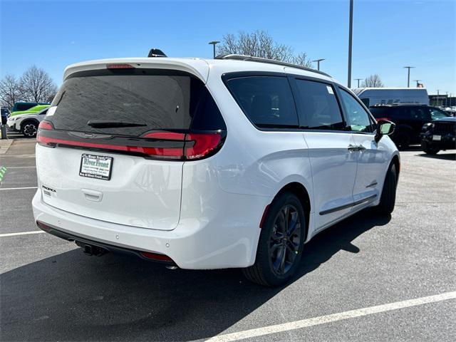 new 2024 Chrysler Pacifica car, priced at $43,843