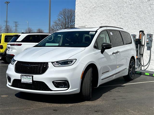 new 2024 Chrysler Pacifica car, priced at $43,843