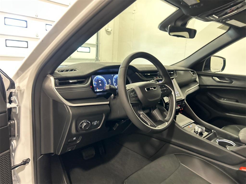 new 2025 Jeep Grand Cherokee car, priced at $33,081