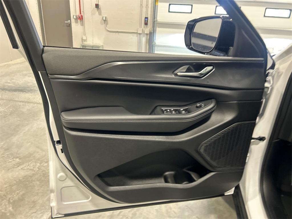 new 2025 Jeep Grand Cherokee car, priced at $33,081