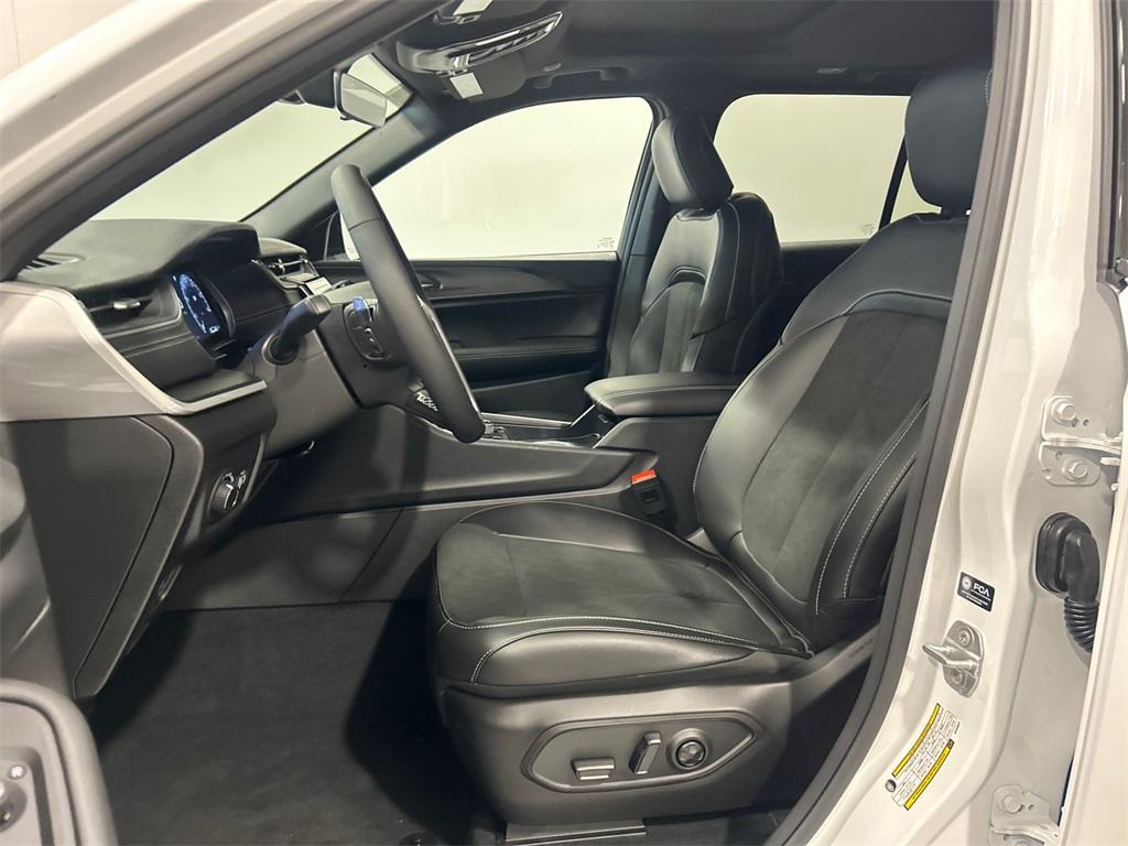 new 2025 Jeep Grand Cherokee car, priced at $33,081