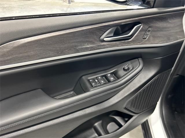new 2025 Jeep Grand Cherokee car, priced at $51,351