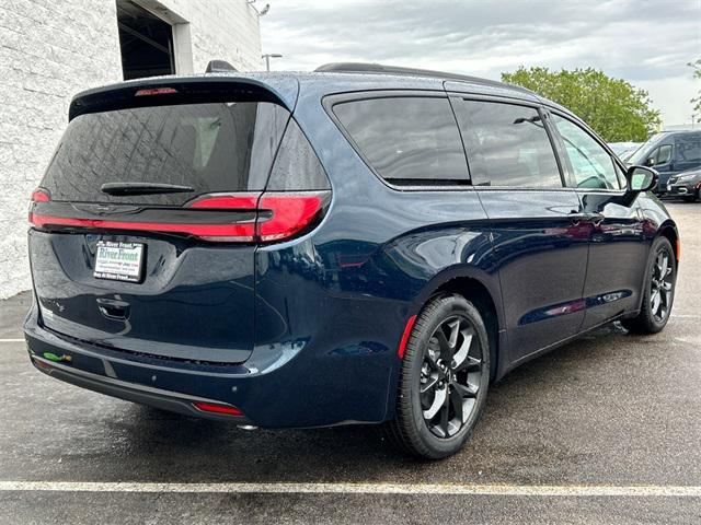 new 2024 Chrysler Pacifica car, priced at $39,201