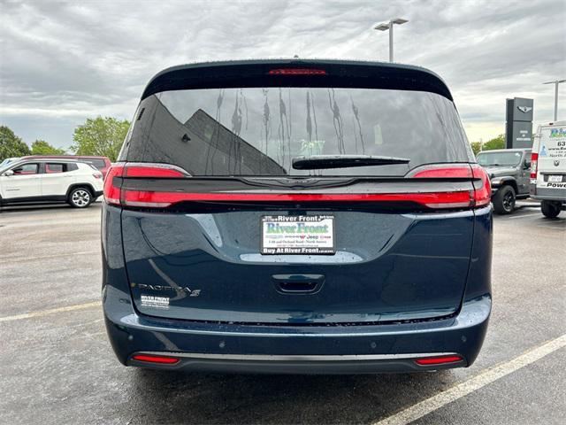 new 2024 Chrysler Pacifica car, priced at $39,201