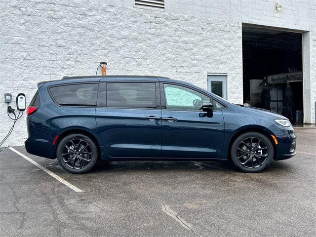 new 2024 Chrysler Pacifica car, priced at $39,201