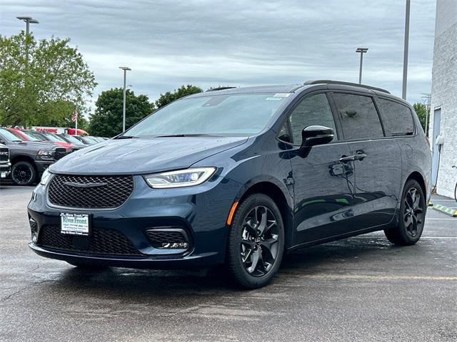 new 2024 Chrysler Pacifica car, priced at $39,201