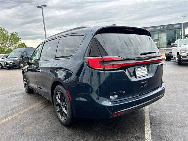 new 2024 Chrysler Pacifica car, priced at $39,201