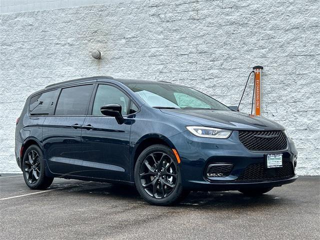 new 2024 Chrysler Pacifica car, priced at $39,201