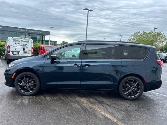 new 2024 Chrysler Pacifica car, priced at $39,201