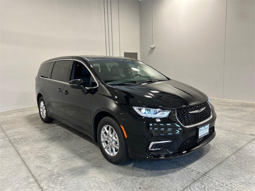 new 2025 Chrysler Pacifica car, priced at $42,073