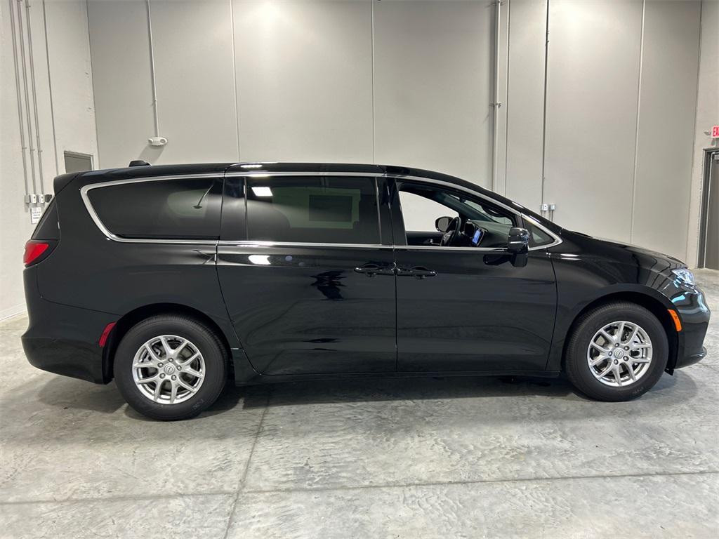new 2025 Chrysler Pacifica car, priced at $42,073