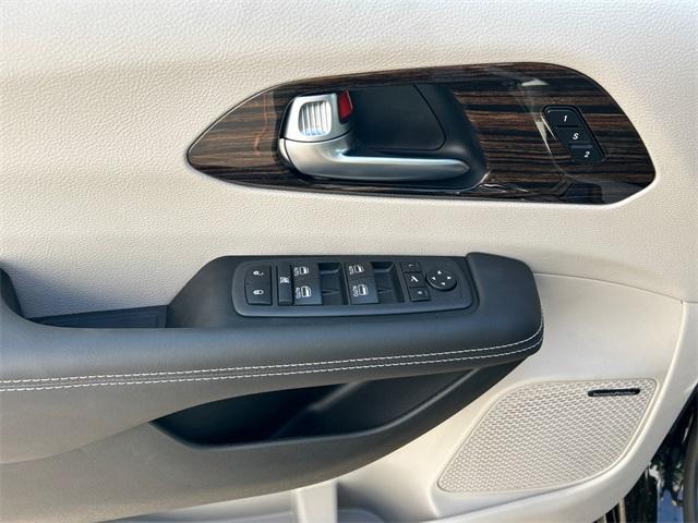 new 2024 Chrysler Pacifica car, priced at $54,066
