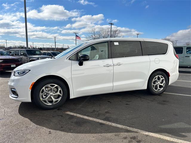 new 2024 Chrysler Pacifica car, priced at $45,993