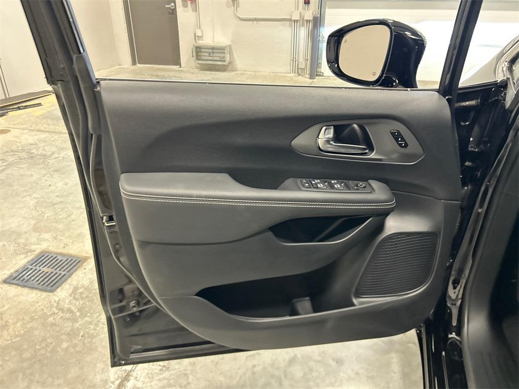 new 2025 Chrysler Pacifica car, priced at $41,422