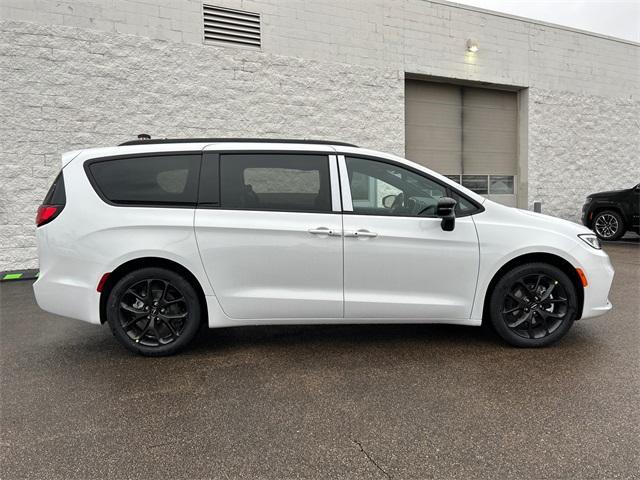 new 2024 Chrysler Pacifica car, priced at $44,420