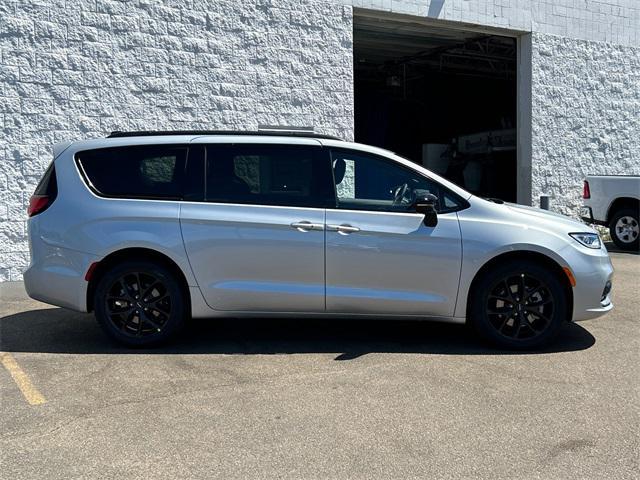 new 2024 Chrysler Pacifica car, priced at $46,525