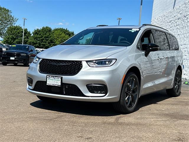 new 2024 Chrysler Pacifica car, priced at $46,525