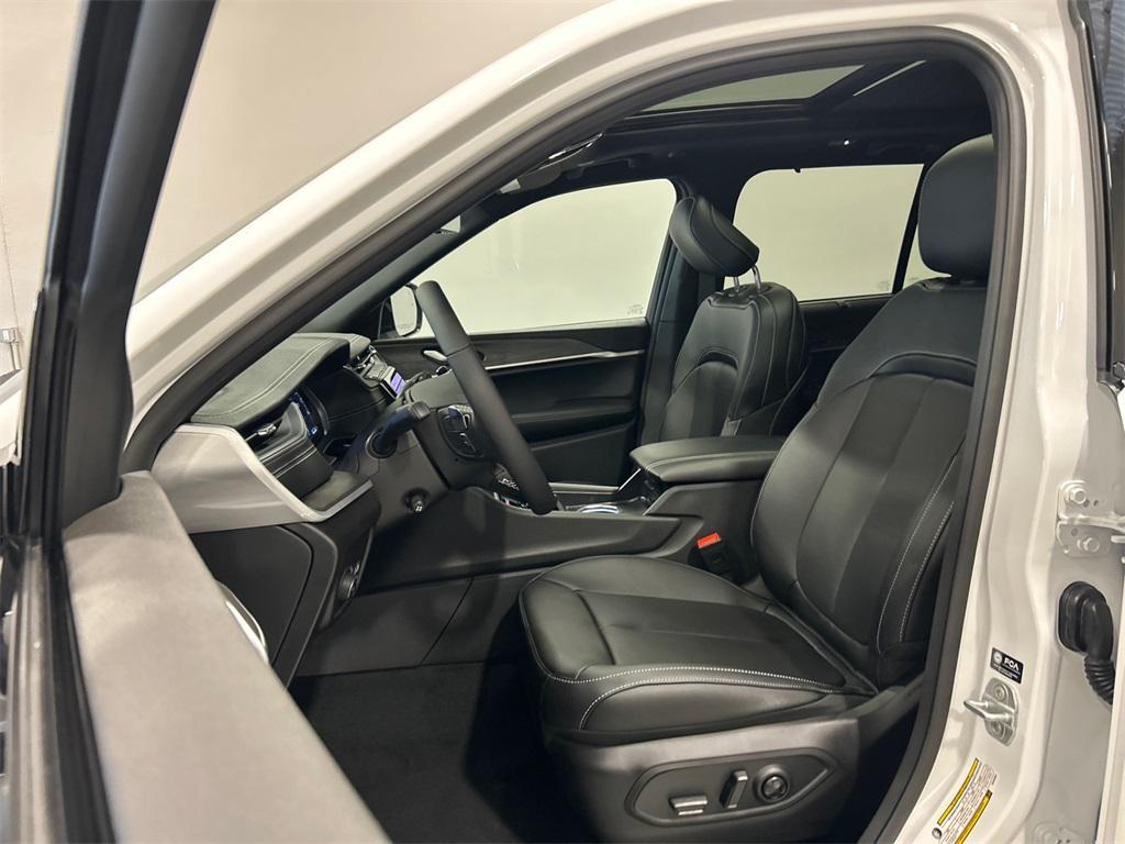 new 2025 Jeep Grand Cherokee car, priced at $49,335