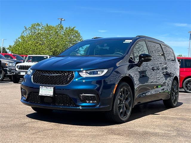 new 2024 Chrysler Pacifica car, priced at $46,786