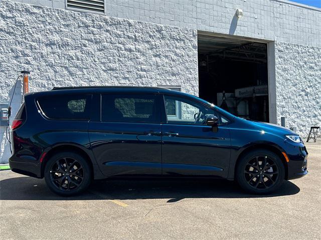 new 2024 Chrysler Pacifica car, priced at $46,786