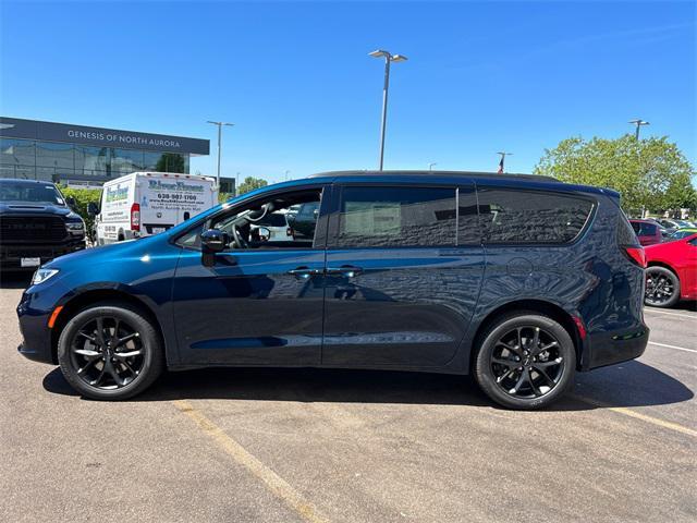 new 2024 Chrysler Pacifica car, priced at $46,786