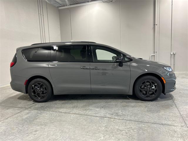 new 2025 Chrysler Pacifica Hybrid car, priced at $44,570