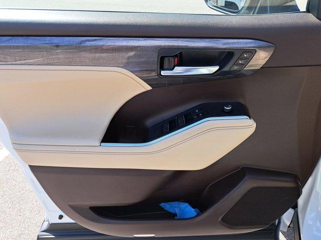 used 2022 Toyota Highlander Hybrid car, priced at $32,811