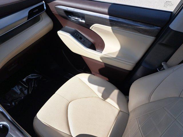 used 2022 Toyota Highlander Hybrid car, priced at $32,811