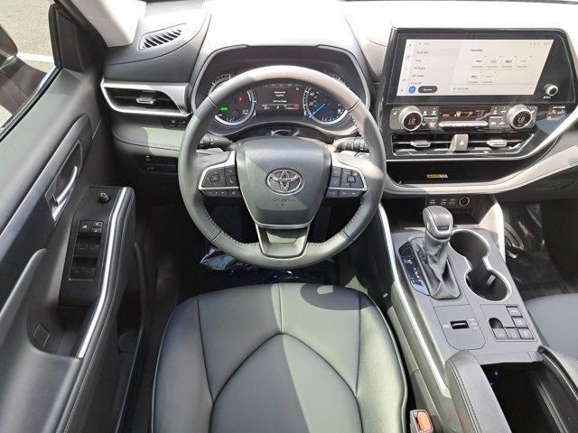 used 2025 Toyota Highlander Hybrid car, priced at $47,634