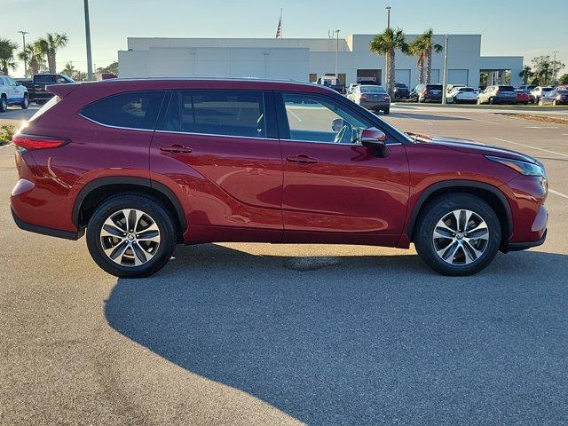 used 2022 Toyota Highlander car, priced at $34,492