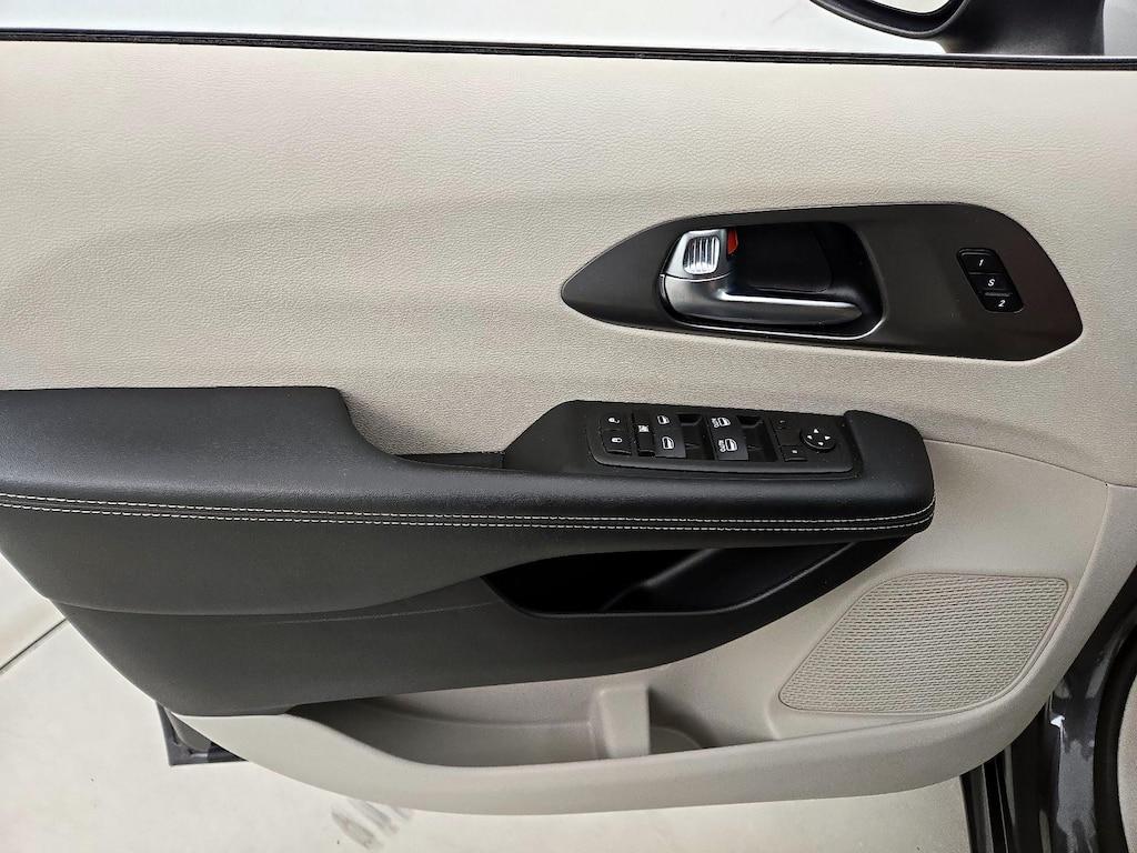used 2023 Chrysler Pacifica car, priced at $24,998