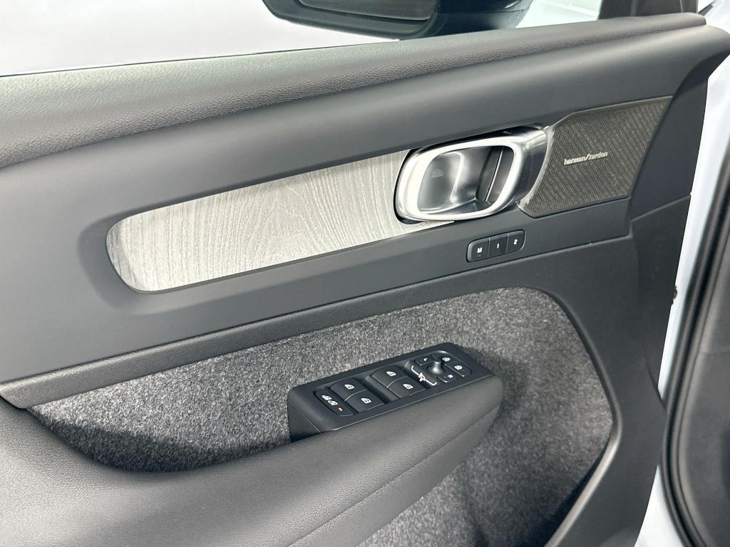 new 2026 Volvo XC40 car