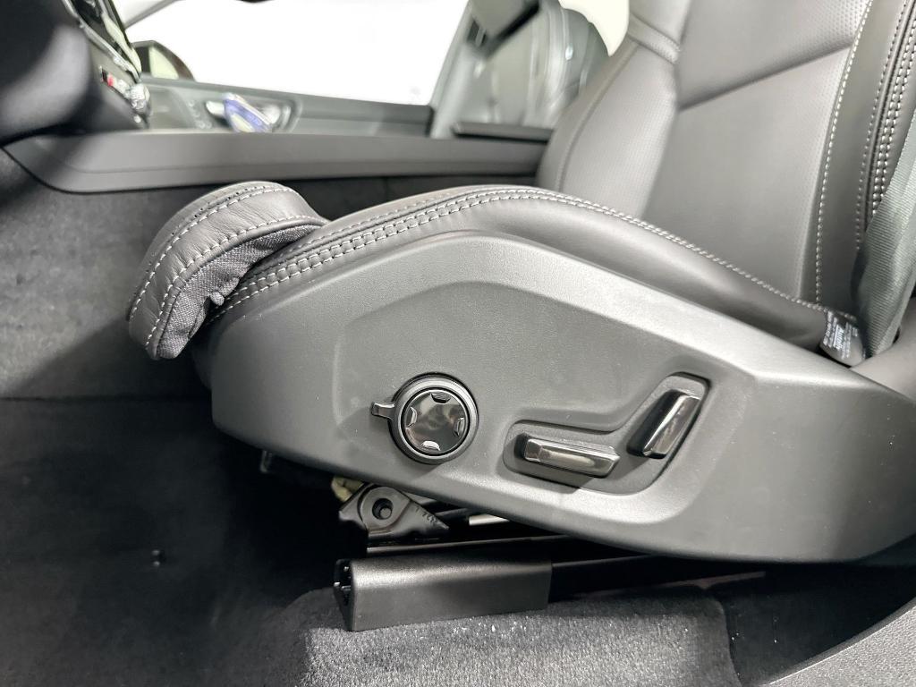 new 2025 Volvo XC60 car, priced at $53,977
