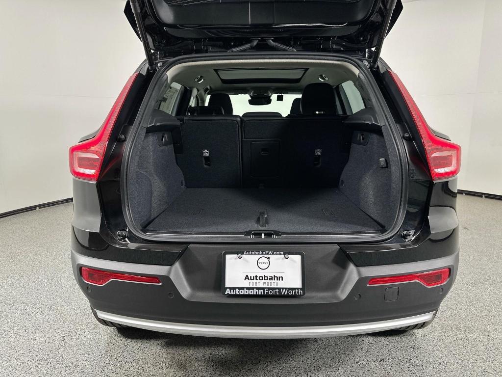 new 2025 Volvo XC40 car, priced at $39,988