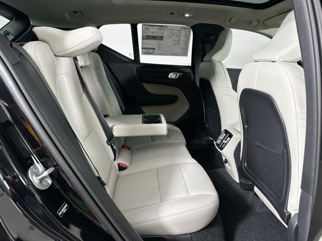 new 2025 Volvo XC40 car, priced at $40,491