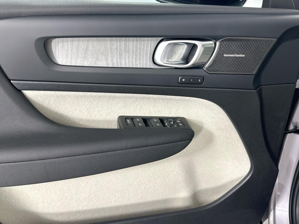 new 2026 Volvo XC40 car