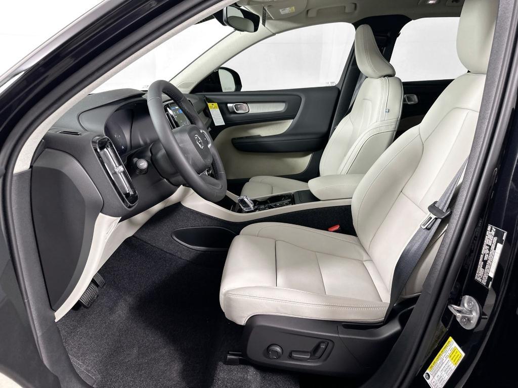 new 2025 Volvo XC40 car, priced at $38,645