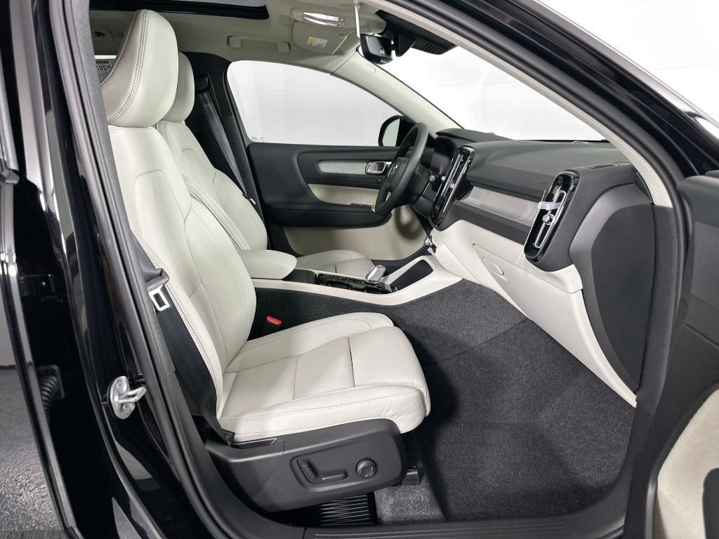 new 2025 Volvo XC40 car, priced at $38,645