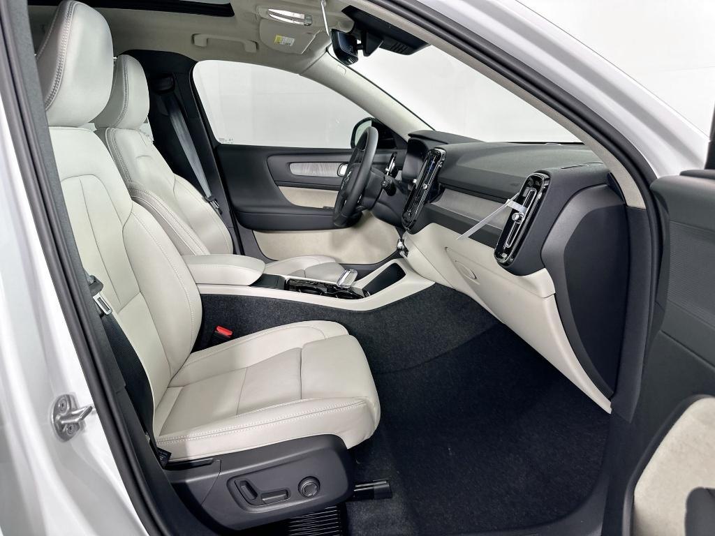 new 2025 Volvo XC40 car, priced at $47,315