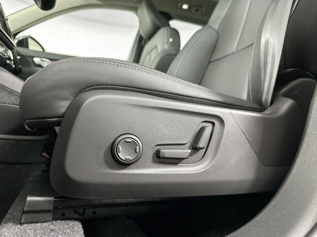 new 2025 Volvo XC40 car, priced at $44,215