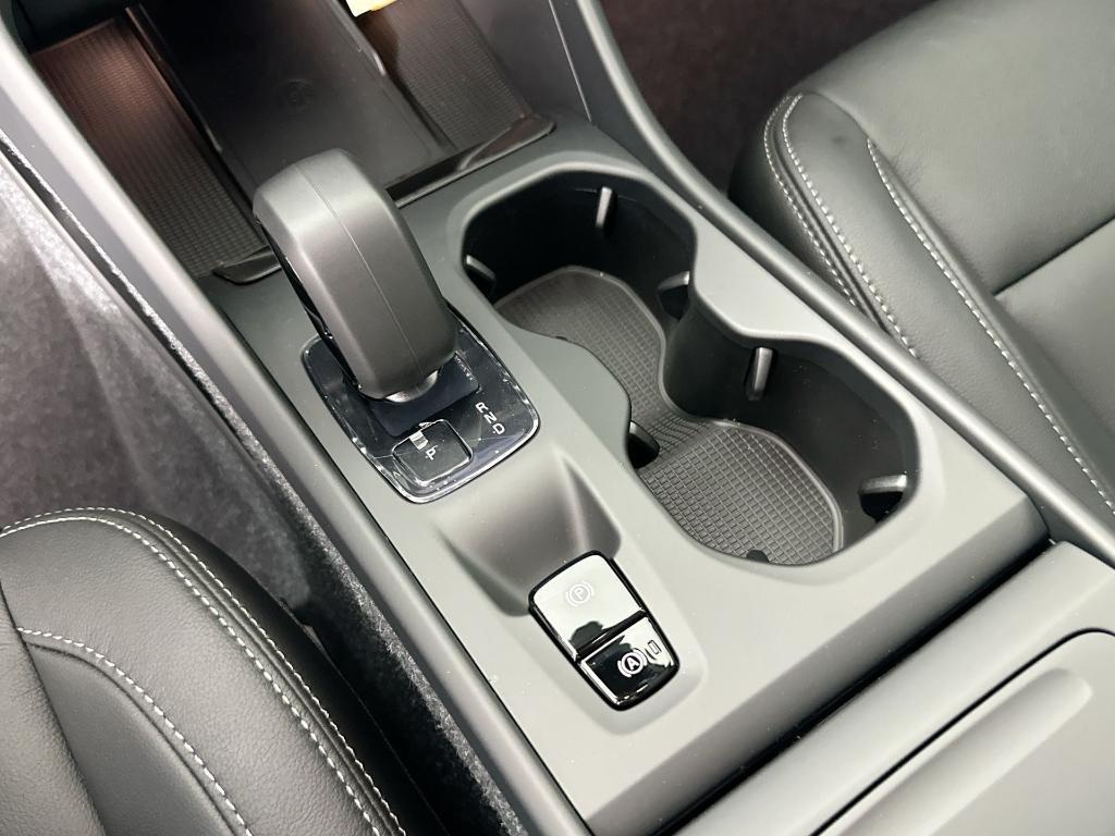 new 2025 Volvo XC40 car, priced at $44,215
