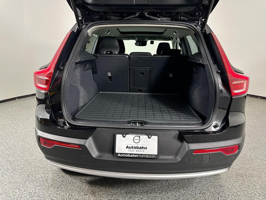 new 2025 Volvo XC40 car, priced at $36,215