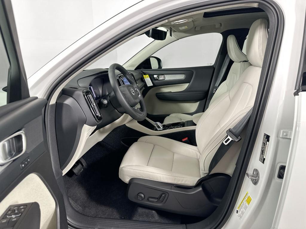 new 2025 Volvo XC40 car, priced at $42,471