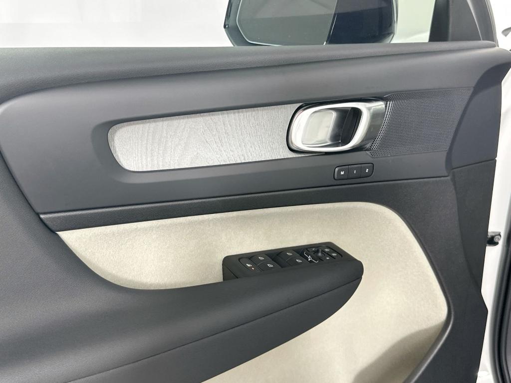 new 2025 Volvo XC40 car, priced at $48,335