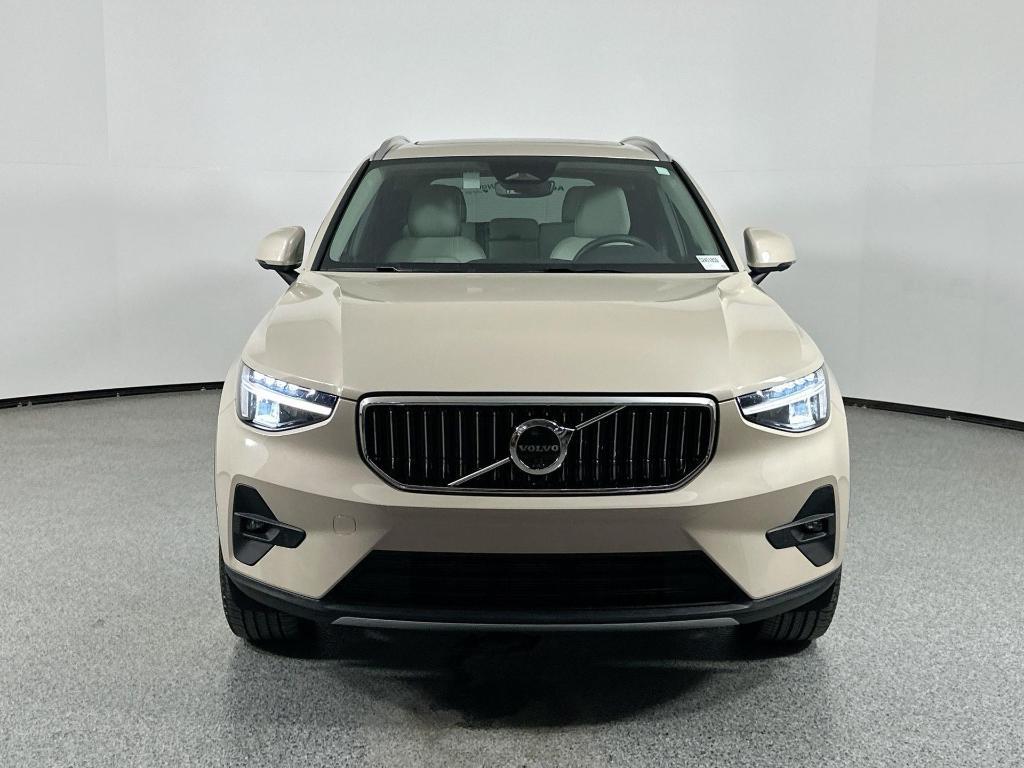 new 2025 Volvo XC40 car, priced at $45,000