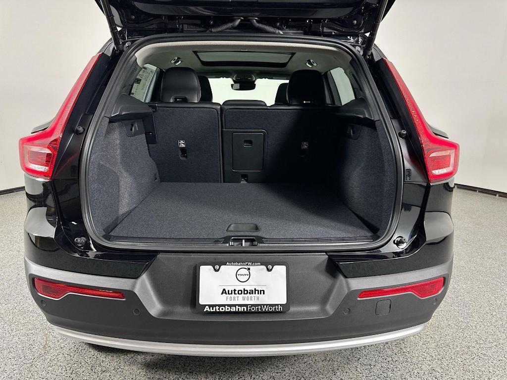new 2025 Volvo XC40 car, priced at $40,781
