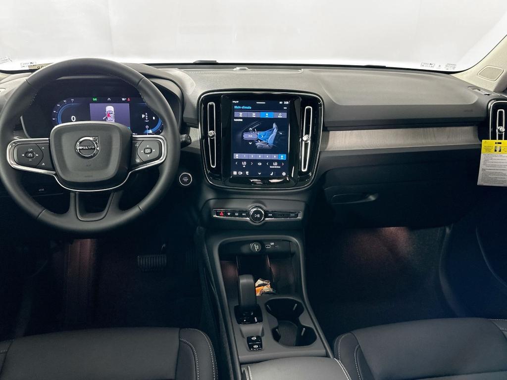 new 2025 Volvo XC40 car, priced at $40,781