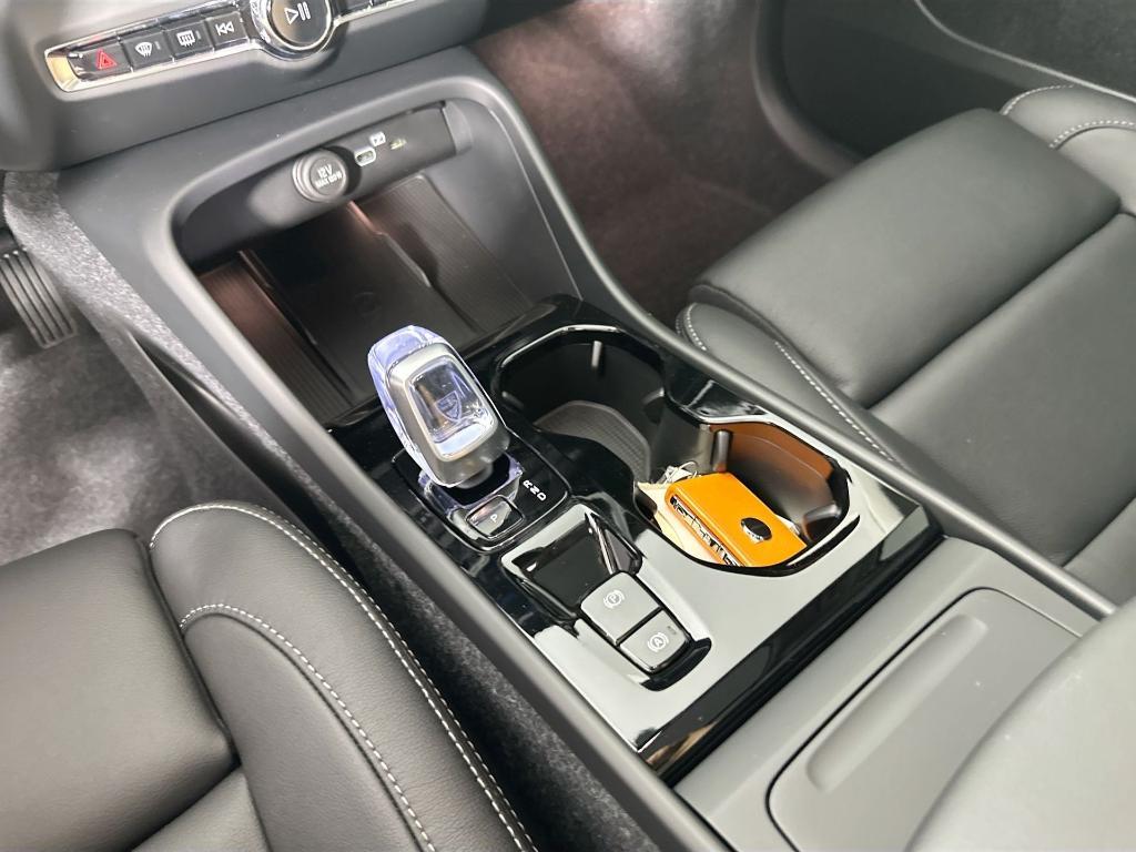 new 2025 Volvo XC40 car, priced at $43,021
