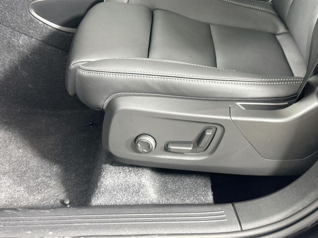 new 2025 Volvo XC40 car, priced at $43,021